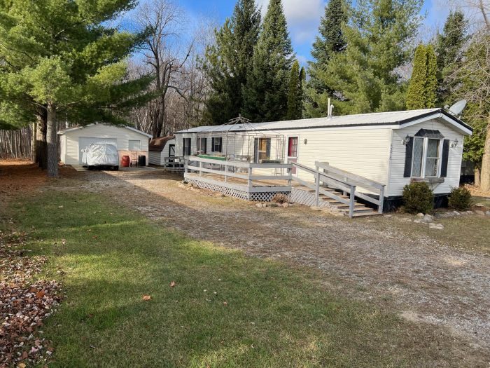 1988 Skyline Manufactured home  in a country setting on the woods 1