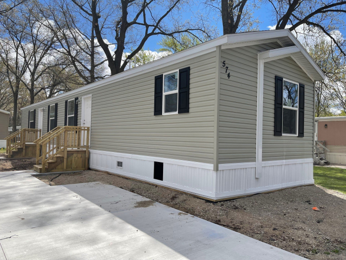 3 Beds, 2 Baths, 990 Sqft. Apple Carr Village 1