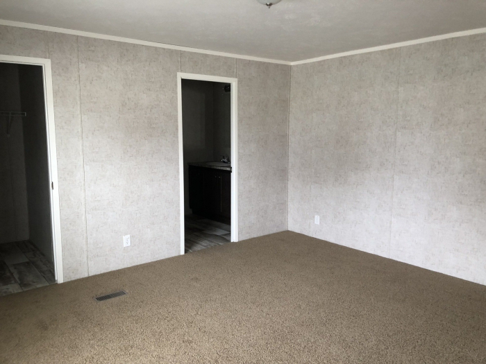 FREE RENT SPECIAL! Oversized Sterling Heights Ranch - All Appliances Included! 3