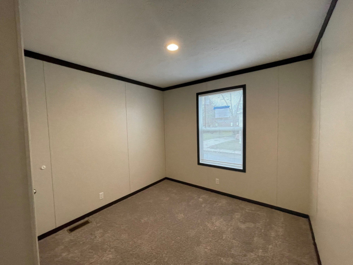 3 Beds, 2 Baths, 990 Sqft. Lakeview 13