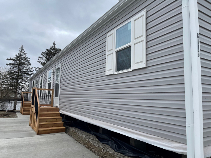 3 Beds, 2 Baths, 990 Sqft. Lakeview 1