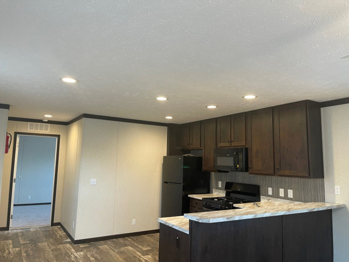 3 Beds, 2 Baths, 990 Sqft. Lakeview 4