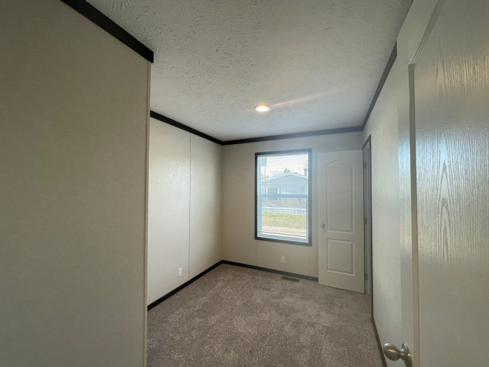 3 Beds, 2 Baths, 990 Sqft. Lakeview 15