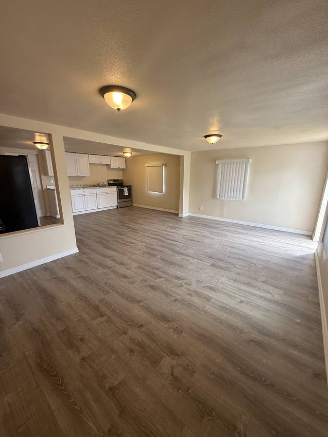 Charming Double-Wide Home in 55+ Community – 2 Bed / 1 Bath ? Prime Location • Resort-Style Ameniti 3