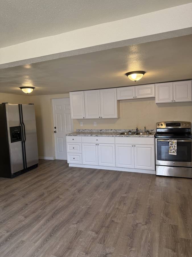 Charming Double-Wide Home in 55+ Community – 2 Bed / 1 Bath ? Prime Location • Resort-Style Ameniti 4