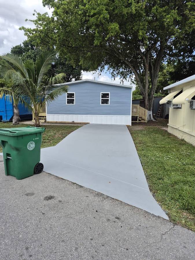 Charming Double-Wide Home in 55+ Community – 2 Bed / 1 Bath ? Prime Location • Resort-Style Ameniti 6