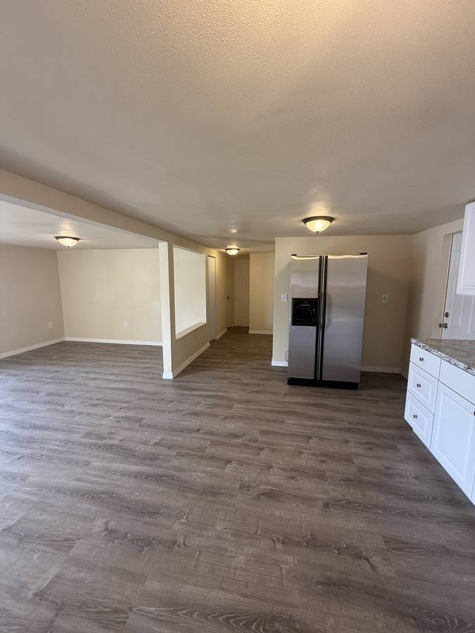 Charming Double-Wide Home in 55+ Community – 2 Bed / 1 Bath ? Prime Location • Resort-Style Ameniti 7