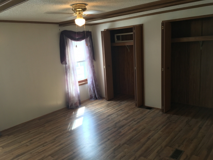 Spacious 3 BR Victorian Manufactured Home, Big closets close 2 stores, High Speed Internet available 9